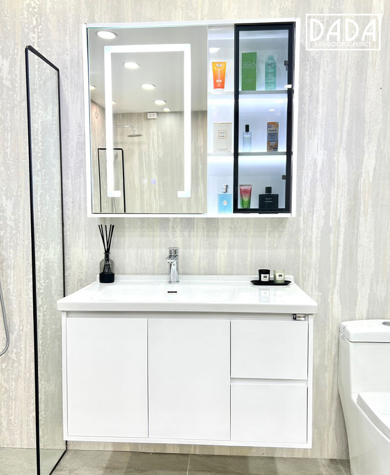 Mẫu tủ Lavabo Nhựa PVC DADA P90 tone màu trắng tạo nên vẻ tinh tế trong thiết kế. Với đường nét đơn giản và sáng tạo, tủ mang đến vẻ đẹp hiện đại và thanh lịch cho không gian phòng tắm.